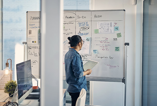 Man mapping out his plan to adapt his learning content for virtual training