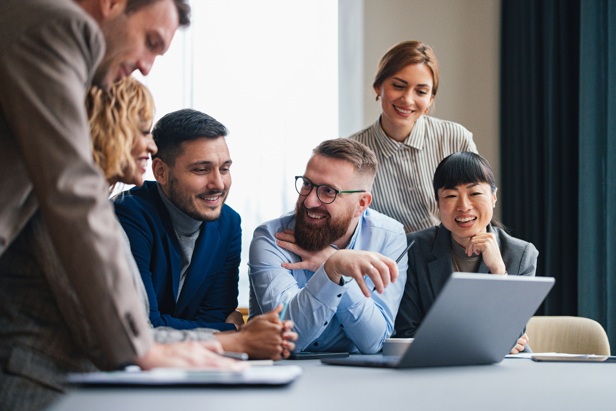 happy-business-people-working-on-a-computer-in-the-office
