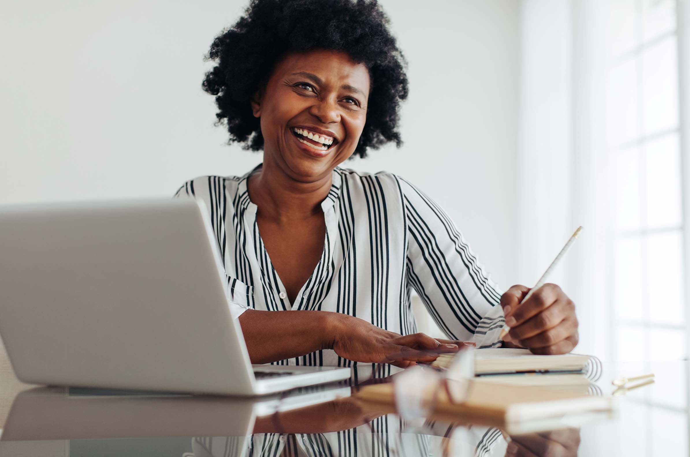 woman-at-computer_0.7